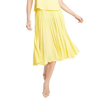 Yellow pleat skirt in clever fabric